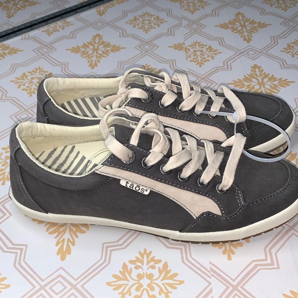 tao's Gray and Cream Women Sneakers